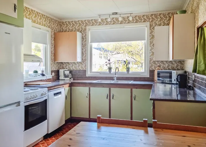3 Bedroom Stunning In Сasa de vacaciones Lyngdal
